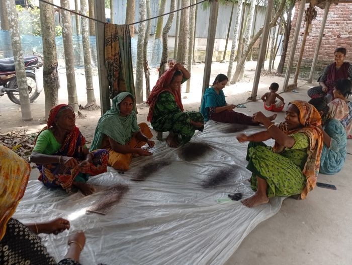 পীরগাছায় স্বাস্থ্য ঝুঁকিতে ১২০নারী শ্রমিক,পানির দরে শ্রম বিক্রি 