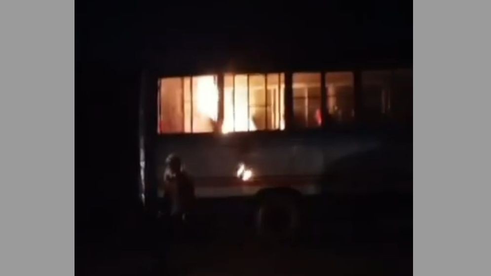 শ্রীপুরে সড়কের পাশে দাঁড়িয়ে থাকা বাসে দুর্বৃত্তদের আগুন, ভিডিও ভাইরাল