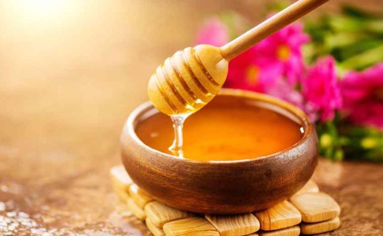 শীতে শরীর উষ্ণ ও সুস্থ রাখার জন্য মধু খাওয়ার উপকারিতা ও সতর্কতা