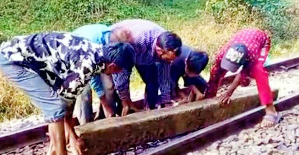 রেললাইনের ওপর স্লিপার ফেলে ট্রেন দুর্ঘটনার চেষ্টা