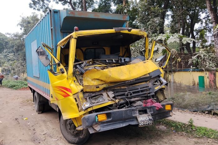 নাটোরে রডভর্তি ট্রাকের পেছনে কাভার্ডভ্যানের ধাক্কা, নিহত ২