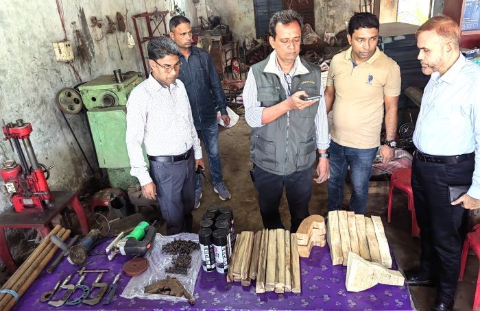 লক্ষ্মীপুরে ওয়ার্কশপে বানানো হচ্ছিল আগ্নেয়াস্ত্র, ডিবির অভিযানে অস্ত্রসহ আগ্নেয়াস্ত্র তৈরির বিপুল পরিমাণ সরঞ্জাম উদ্ধার 