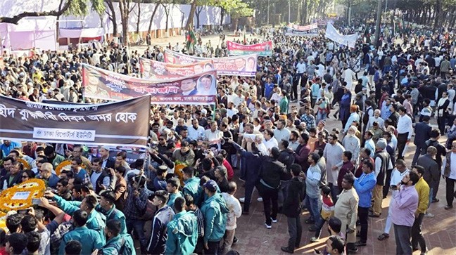 মিরপুরে বুদ্ধিজীবী স্মৃতিসৌধে মানুষের ঢল, ঘাতকদের বিচার দাবি