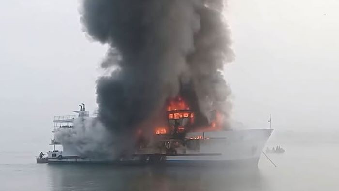 সেন্টমার্টিনগামী পর্যটকবাহী জাহাজে আগুন, নিহত ১