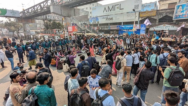 সাত কলেজের শিক্ষার্থীদের অবরোধে অচল সায়েন্সল্যাব (ভিডিও)