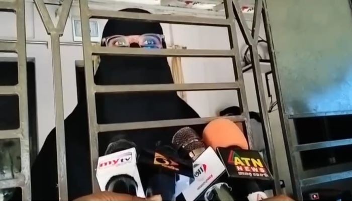 ধামরাইয়ে স্ত্রীর স্বীকৃতির দাবিতে বিষের বোতল হাতে বিশ্ববিদ্যালয় ছাত্রীর অনশন