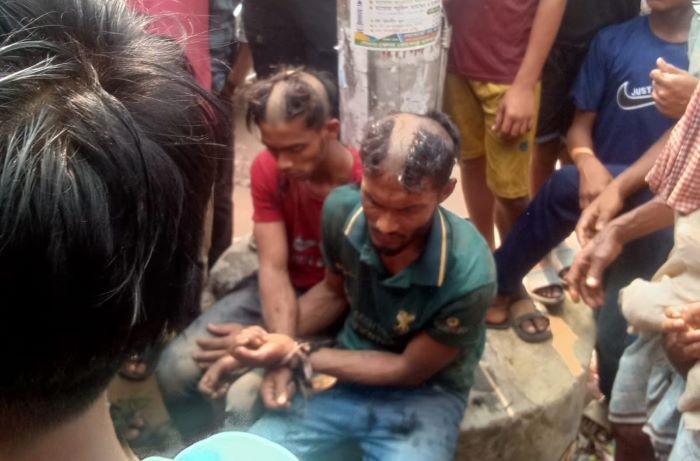 কুমিল্লায় বিকাশে প্রতারণার চেষ্টা, দুই যুবককে গণপিটুনি