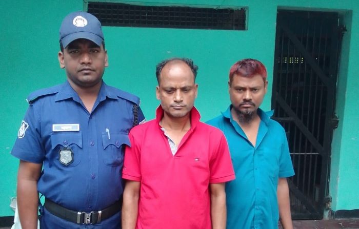 ধামরাইয়ে ৩০ পিস ইয়াবাসহ যুবক আটক, পরে পুলিশের হাতে তুলে দিল এলাকাবাসী