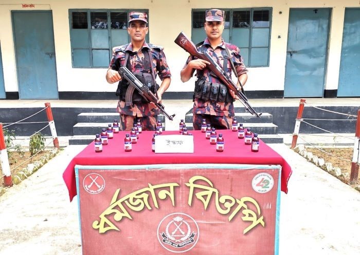 বিরল সীমান্তে বিজিবি’র বিশেষ অভিযানে ভারতীয় স্কাফ সিরাপ উদ্ধার