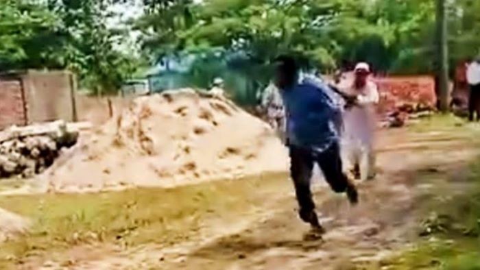 নবীনগরে প্রকৌশলীকে বাঁশ হাতে ধাওয়া দিলেন ঠিকাদারের চালক