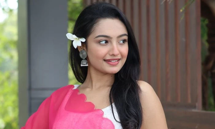 নিজ বাসায় গলায় ফাঁস দিয়ে আত্মহত্যা করলেন অভিনেত্রী