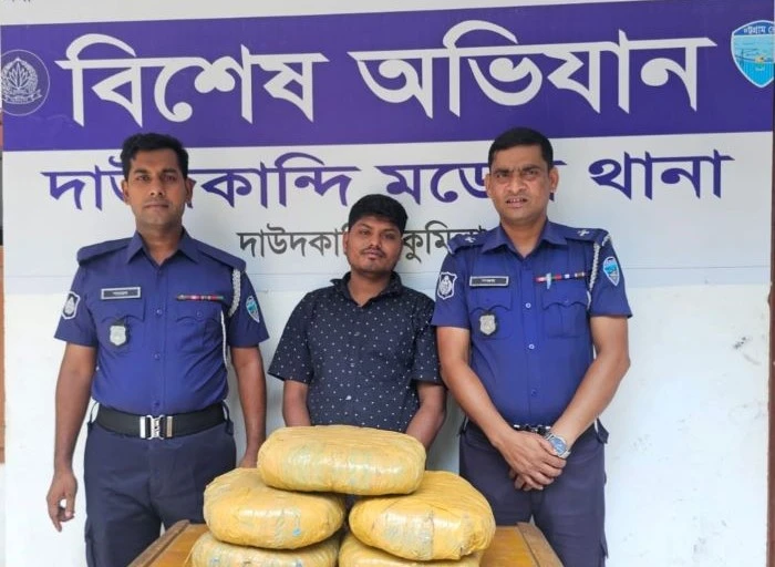 দাউদকান্দিতে ১০ কেজি গাঁজাসহ মাদক ব্যবসায়ী গ্রেফতার, জব্দ প্রাইভেট কার