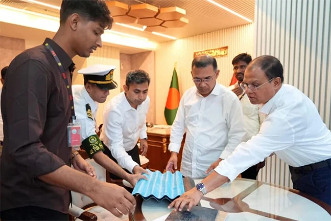 পচা সবজি থেকে পলিথিন ও টাইলস—শিক্ষার্থীর উদ্ভাবন দেখলেন প্রধানমন্ত্রী